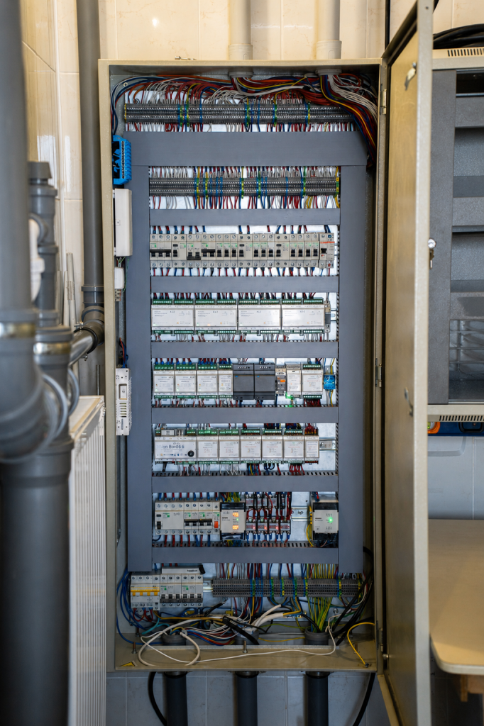 Cuadro profesional de automatización y domótica con módulos de control, protecciones eléctricas y cableado estructurado para la gestión inteligente de un edificio en Mallorca.