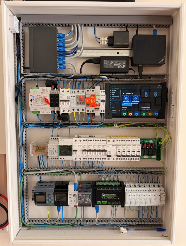 Cuadro profesional de domótica instalado por Insoltec Balear en Mallorca con Home Assistant, KNX, Siemens LOGO!, Waveshare, relés Ethernet, monitorización energética y automatización inteligente.