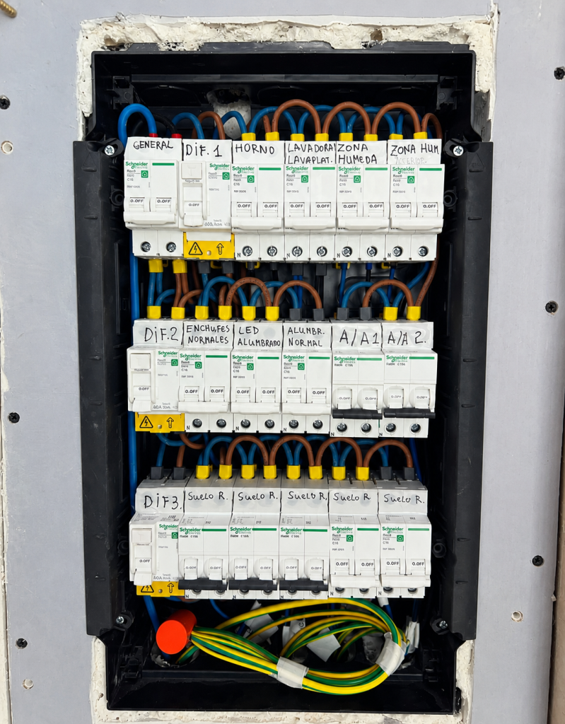 Cuadro eléctrico Schneider instalado por Insoltec Balear en una vivienda de Mallorca con diferenciales, magnetotérmicos y circuitos independientes para suelo radiante, iluminación y electrodomésticos.