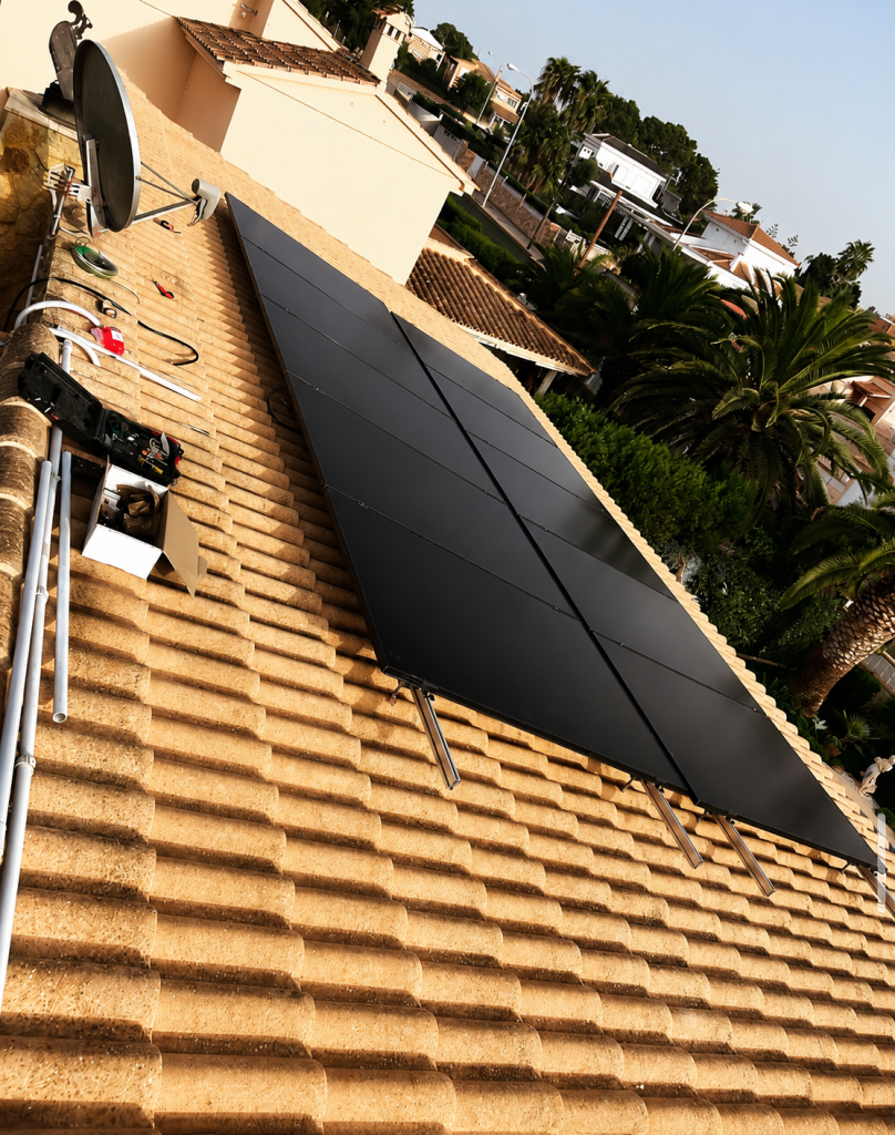Instalación de placas solares fotovoltaicas realizada por Insoltec Balear en una vivienda de Mallorca con estructura de aluminio y módulos solares de alta eficiencia.