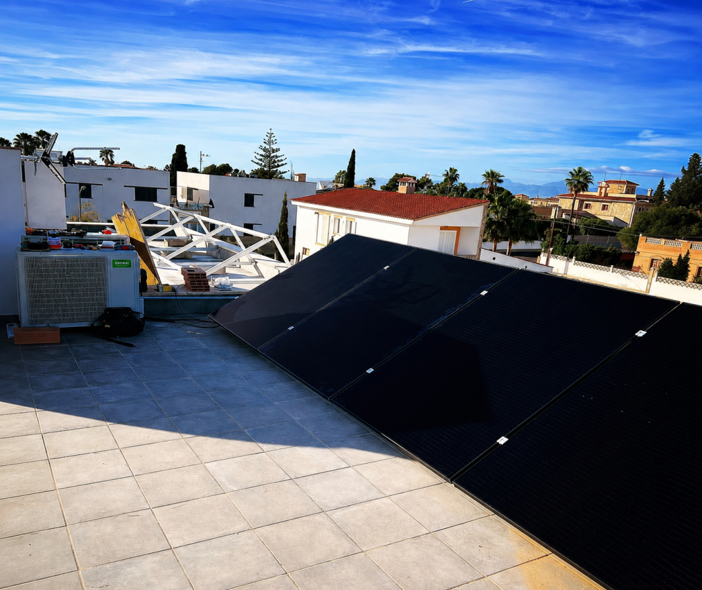 Instalación de placas solares fotovoltaicas en una terraza de una vivienda en Mallorca realizada por Insoltec Balear para autoconsumo y ahorro energético.
